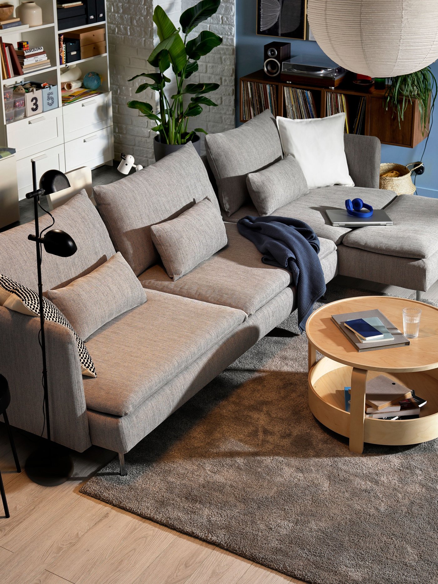 SÖDERHAMN 4 vietų sofa-lova su šezlongu, smėlio / rudos spalvos VIARP užvalkalu, svetainėje